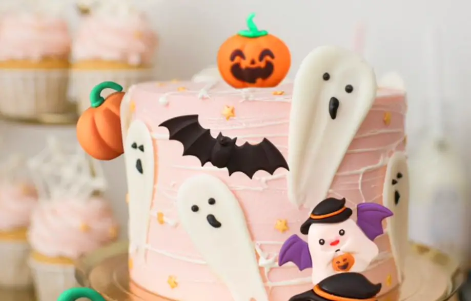 Cute Halloween Themed Round Cake Decorating Class